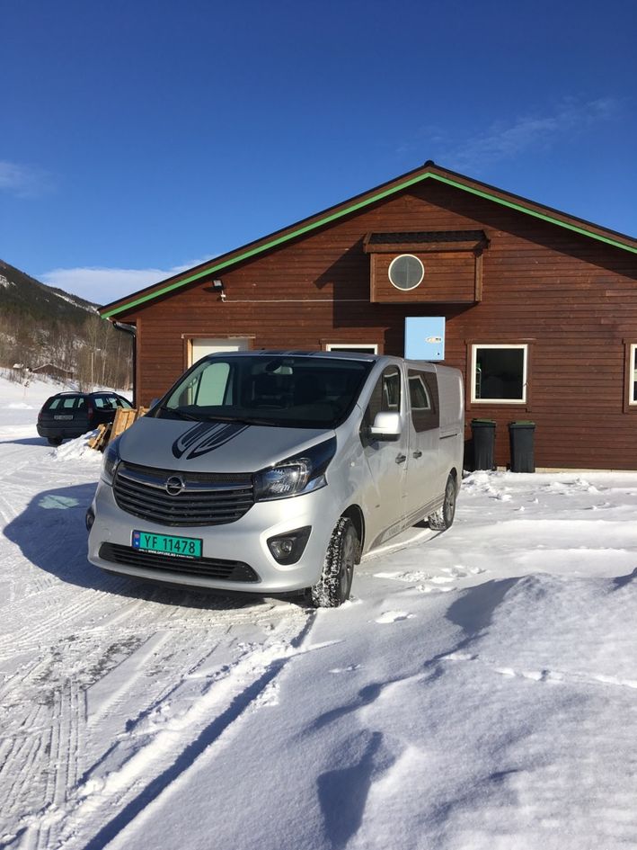 Bil parkert i snøen utenfor bygget til BeiarVekst